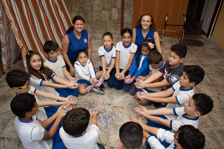 Eles ajudam na lata 2 Centro Educacional Laranjeiras