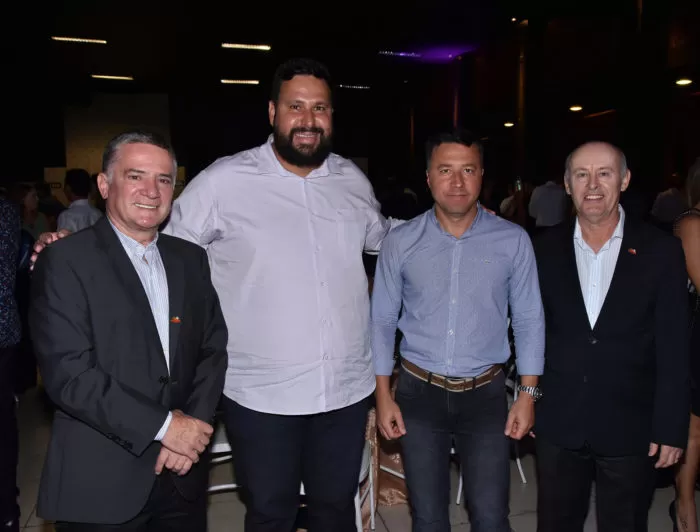 Jovino Campos, o ex-prefeito (e deputado eleito) Raul Belém, Marcelo Detoni e Paulo Roberto Lopes 1 Jovino Campos, o ex-prefeito (e deputado eleito) Raul Belém, Marcelo Detoni e Paulo Roberto Lopes no jantar que o Grupo Bahamas promoveu, anteontem, no Ópera Hall, em Araguari Foto: Arcélio Mendonça