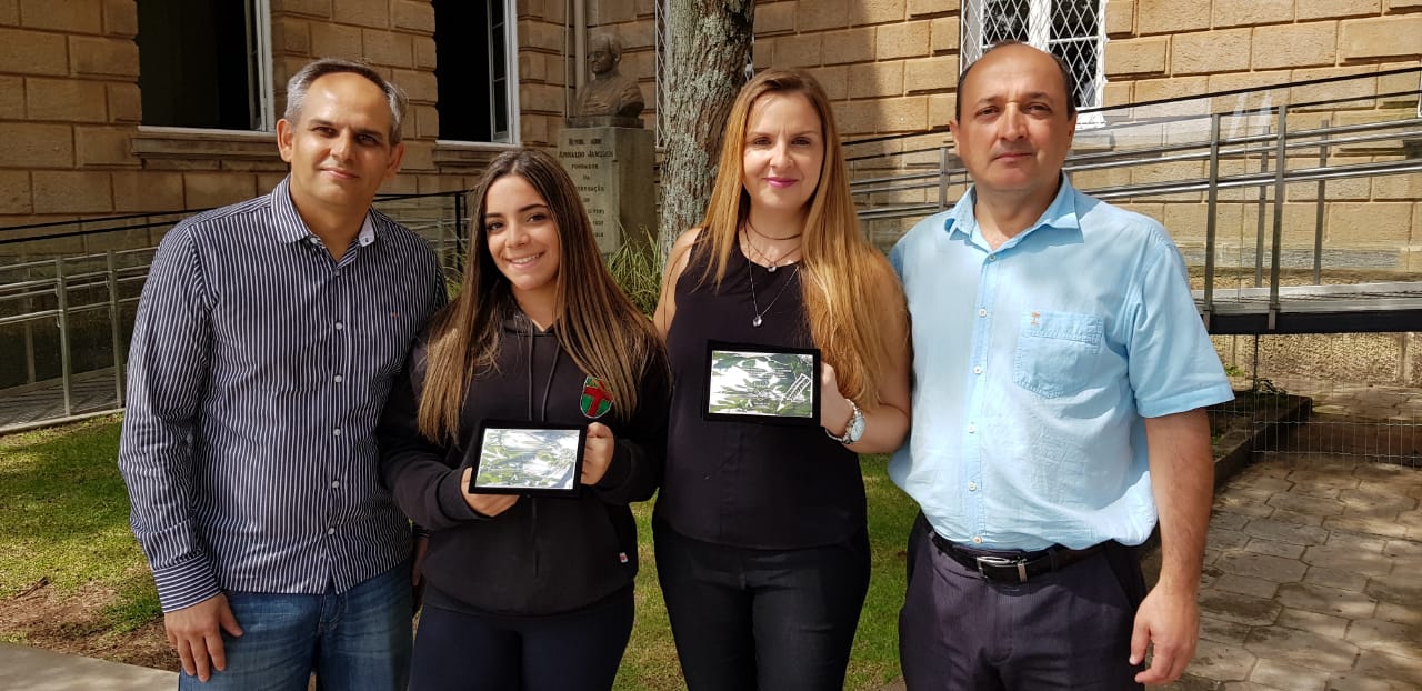 Fala Quem Sabe: Transformação tecnológica, um diferencial na engenharia consultiva 4 Aluna e professora premiadas: A aluna Marcella Marino e a professora Priscila Maini, do Colégio Academia, foram homenageadas pelo Sindicato dos Estabelecimentos Particulares de Ensino (Sinepe) pela conquista do 1º lugar no concurso de Redação do Sindicato da Indústria de Laticínio de Minas, com o tema “Um copo de leite, um copo de saúde”. Marcella concorreu com estudantes de mais de 150 escolas e foi clicada entre o presidente do Sinepe, Flávio Dani Franco, o diretor do colégio, João Luís Polisseni Cotta e a professora Priscila.