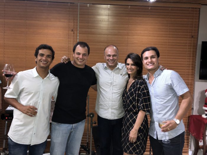 Cláudio e Gisela Vianna Ferreira da Silva com os filhos Diogo, Daniel e Claudinho em noite de duplo 'niver' no apê de cobertura do "Terrazzos" 