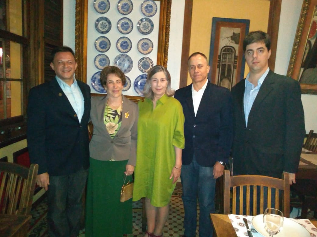 Cristiane Marangon e Paula Chagas clicadas na festa de Natal do HU/Dom Bosco 2 No jantar do Berttu’s, os monarquistas Jean Menezes do Carmo, Vicentina Amorim, dona Elisabeth de Orleans e Bragança Martorel, Tadeu Mourão Zanini e Natan Ramalho