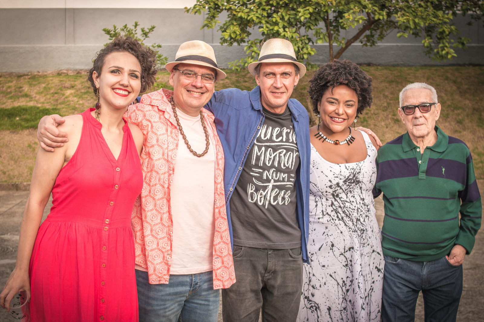 Juliana Stanzani, Carlos Fernando, Roger Resende, Nina Rosa e Armando (Mamão) Aguiar, em recente tarde de samba Foto: Celine Billard