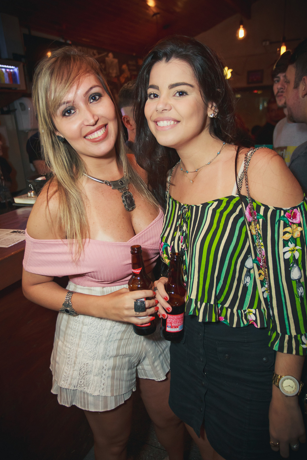 Cristiane Marangon e Paula Chagas clicadas na festa de Natal do HU/Dom Bosco 1 Renata França e Júlia Oliveira na noite festiva da Danke Club Foto: Gutah