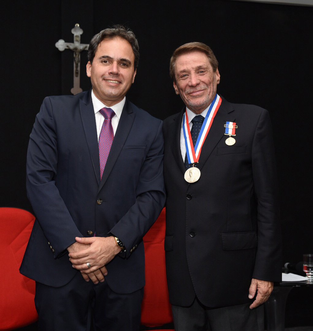 Jovino Campos, o ex-prefeito (e deputado eleito) Raul Belém, Marcelo Detoni e Paulo Roberto Lopes 2 O vereador Alexandre Isquierdo, da Câmara Municipal do Rio, entregou ao presidente da Santa Casa, Renato Villela Loures, a "Medalha Pedro Ernesto"