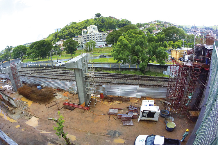 Vigas metálicas começam a ser instaladas em viaduto 2 alça1 destacada