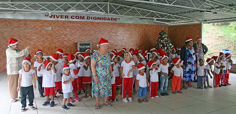Cantata de Natal une gerações de crianças e idosos 1 natal fernando priamo2