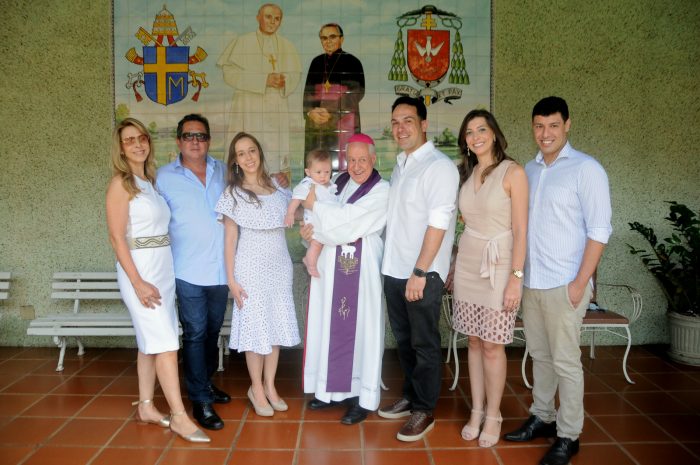 Batismo celebrado por dom Gil Na cerimônia do batismo do neto Davi (ao colo do arcebispo dom Gil Moreira), Eliene e Waltencyr Toledo com a filha Carolina e Divilio Fioravante Neto e os padrinhos, Gabriela Toledo e Gustavo Camilo, na capela do Lar Sacerdotal. Foto: Andréa Ottoni