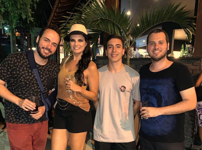 Jary Oliveira e Fabrícia Reis, os anfitriões no Espeto Carioca 2 Thiago Miranda, Ludmila Abreu, Matheus Cabral e Lucas Ribeiro na noite inaugural no Alto dos Passos