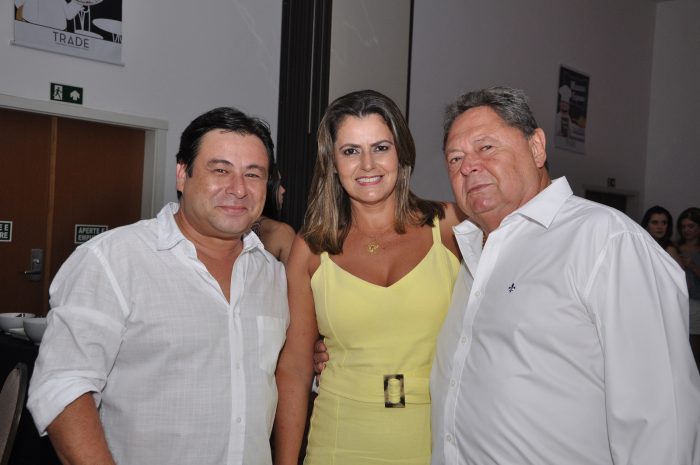 Eduardo Rocha (com Isadora), Sória com o filho Zeíto e Érica Rocha Calixto 3 José Carlos Branco, Catarina Alves e José Rocha no réveillon do Trade Hotel Foto: Wólmer Monteiro