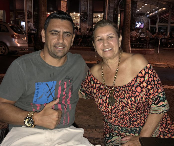 O paratleta Alexandre Ank com a mãe Beth, clicados na noite da Estação Grill