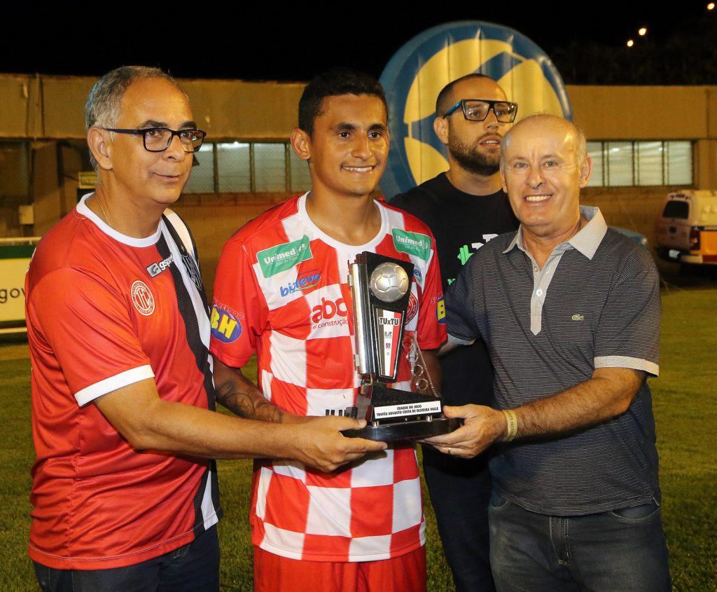 Antônio Almas Geovani troféu ao craque do Jogo e Paulo Roberto Lopes
