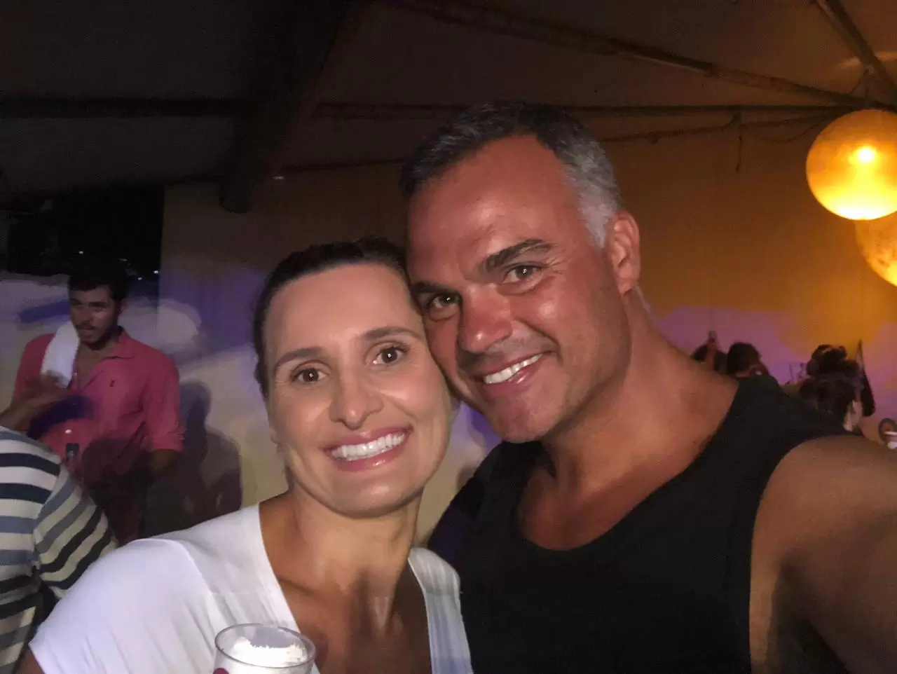 Geise Delgado e Neylson Almeida clicados na movimentada noite do Privilège/Fishbone, na Praia de Geribá, onde foram recebidos em alto estilo por Iuri Girardi  