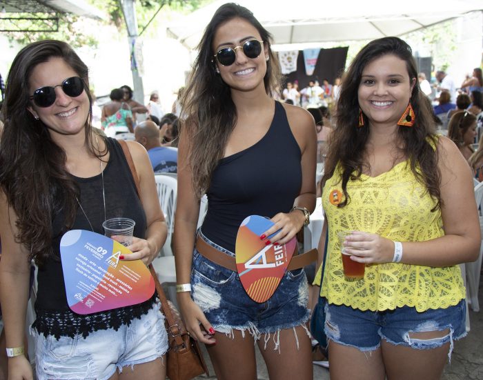 Letícia Arrighi, Andressa Mayrink e Hellen Lima, no ensaio do bloco Parangolé Valvulado 1 Letícia Arrighi, Andressa Mayrink e Hellen Lima, no ensaio do bloco Parangolé Valvulado, na Cervejaria Golem