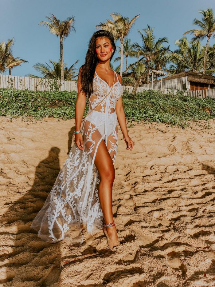 Larissa Chehuen realça sua beleza e boa forma num ‘look’ de verão nas praias da Caraíva (BA)