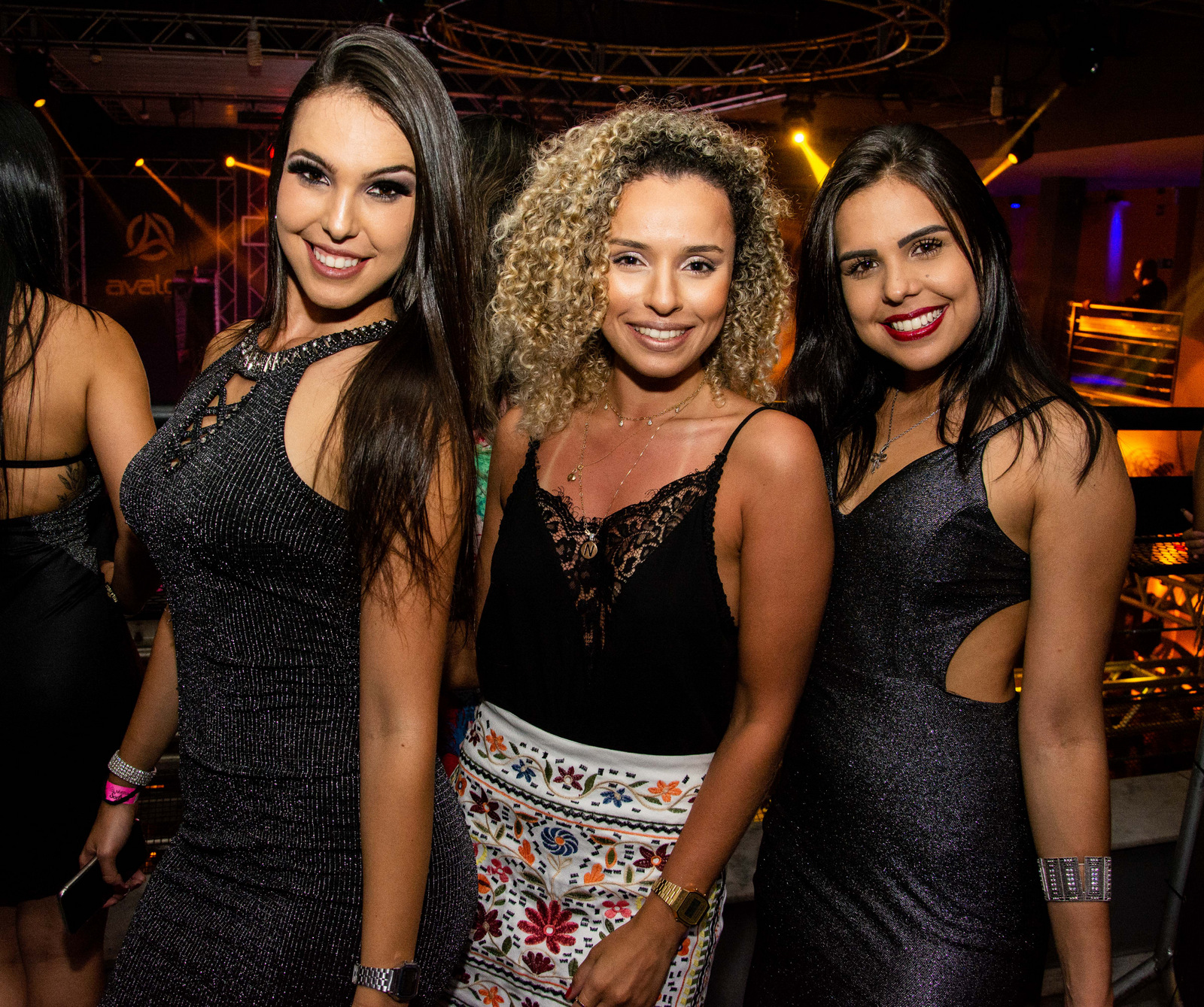 Pâmela Lopes, Natali Orquiza e Lara Lopes em noite de festa na Avalon