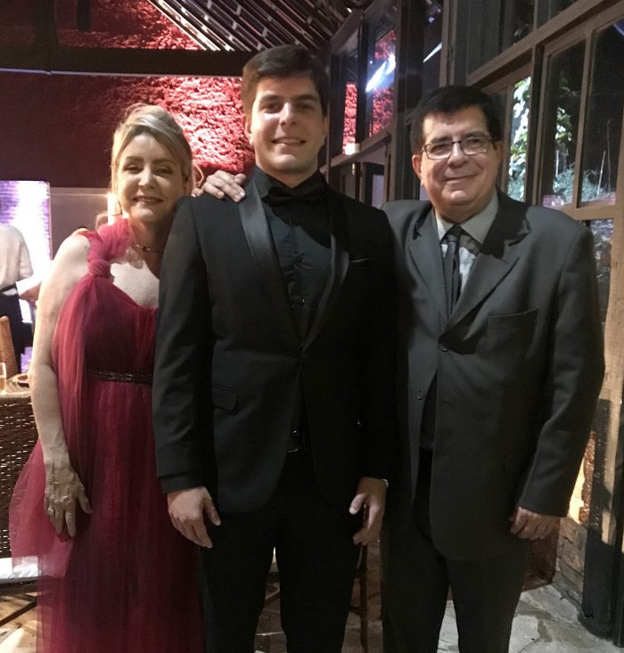 Regina e Milton Prudente ladeando o filho Matheus, no jantar da formatura de medicina da Suprema, na Estação São Pedro