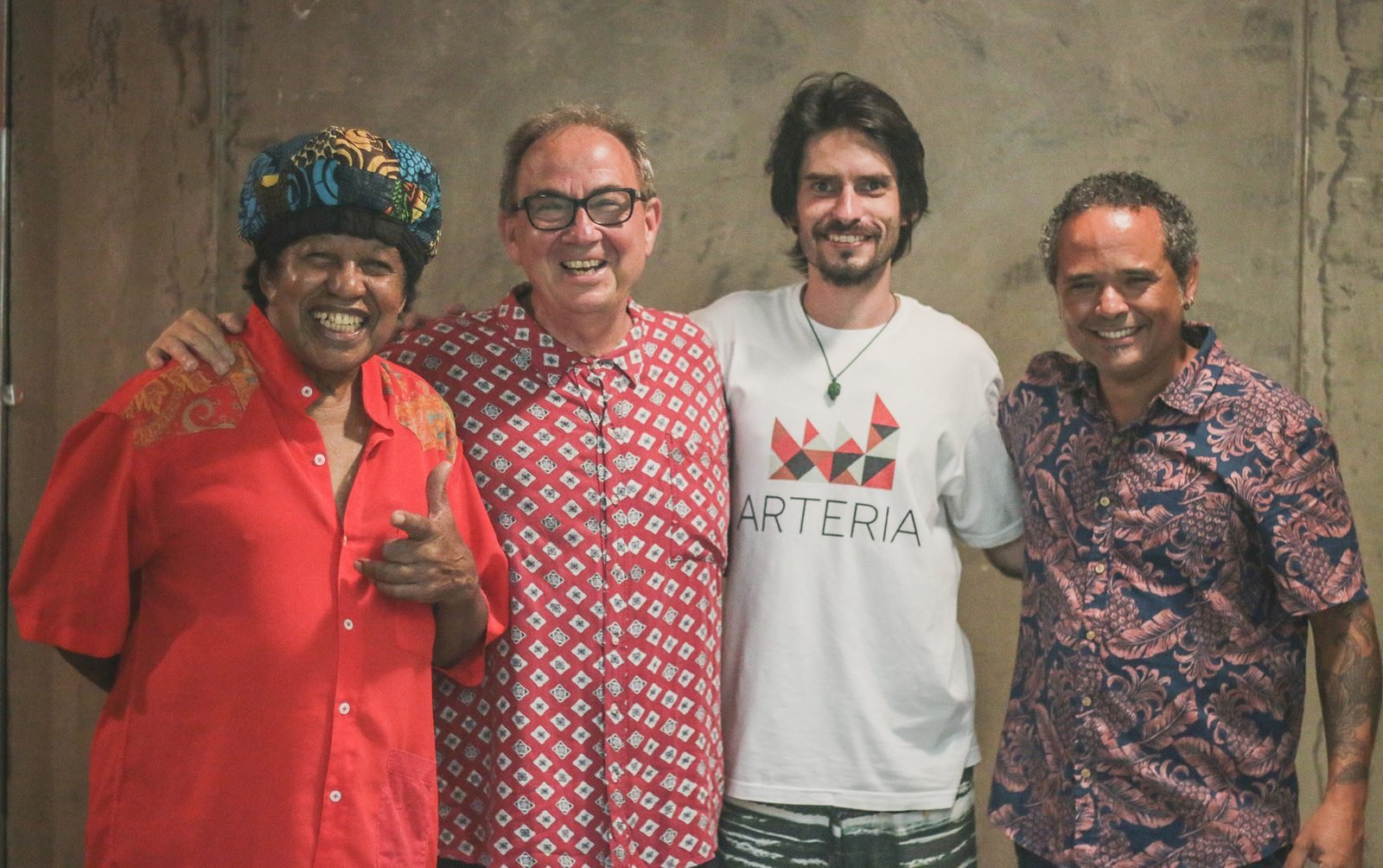 Letícia Arrighi, Andressa Mayrink e Hellen Lima, no ensaio do bloco Parangolé Valvulado 2 Robertinho Silva, Márcio Hallack, Luan Carvalho e Berval Moraes, em show recente na Arteria Foto: Natália Elmor