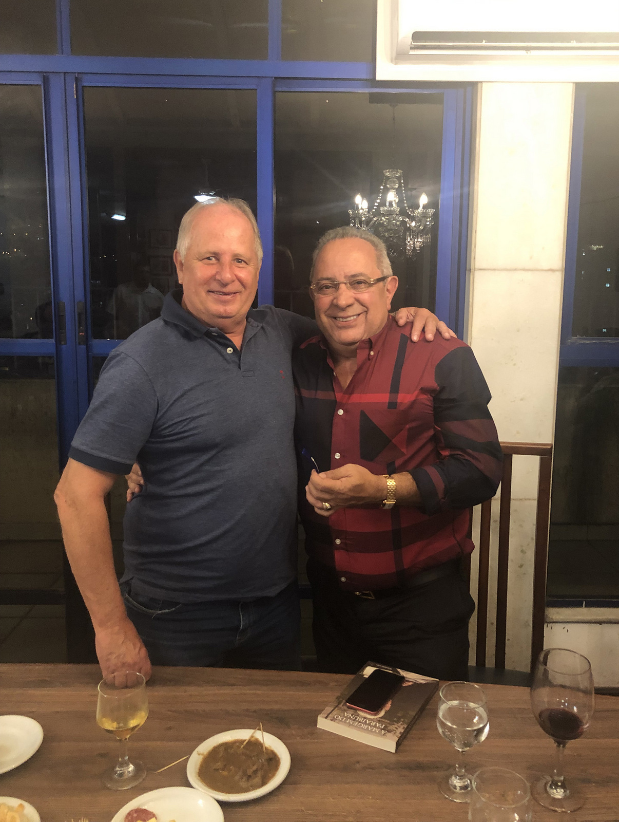 José Braz Lessa entregando a chave da Academia Rio Branco ao novo acadêmico Rogério Adum Araujo 