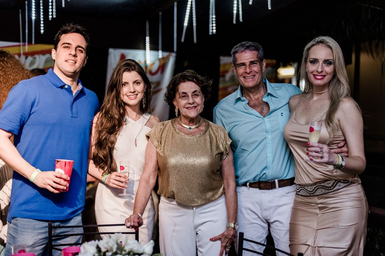 Eduardo Rocha (com Isadora), Sória com o filho Zeíto e Érica Rocha Calixto 1 Eduardo Rocha (com Isadora), Sória com o filho Zeíto e Érica Rocha Calixto, na festa de passagem do ano, no Privilège Foto: Nathalia Pacheco