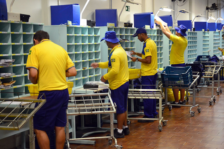 Imagem: Trabalhadores tentam driblar o calorão no dia a dia