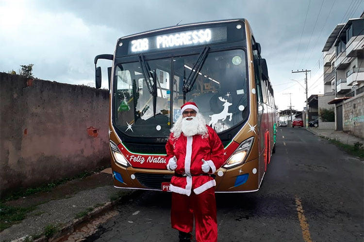 Papai Noel assume volante de ônibus da Ansal 1 papai noel na frente do ônibus