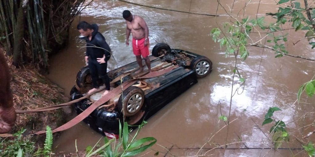 Jovens morrem depois de caírem com carro em rio 3 para capa carro que caiu no rio foto bombeiros