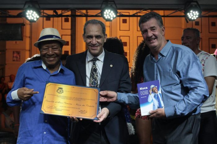 A bela Paula Araújo com a mãe Andréa Nicolato na inauguração do Hospital da Unimed 2 O compositor Noca da Portela (recebendo o título de cidadão honorário) com os vereadores Wanderson Castelar e Luiz Otávio (Pardal), na roda de samba da Câmara