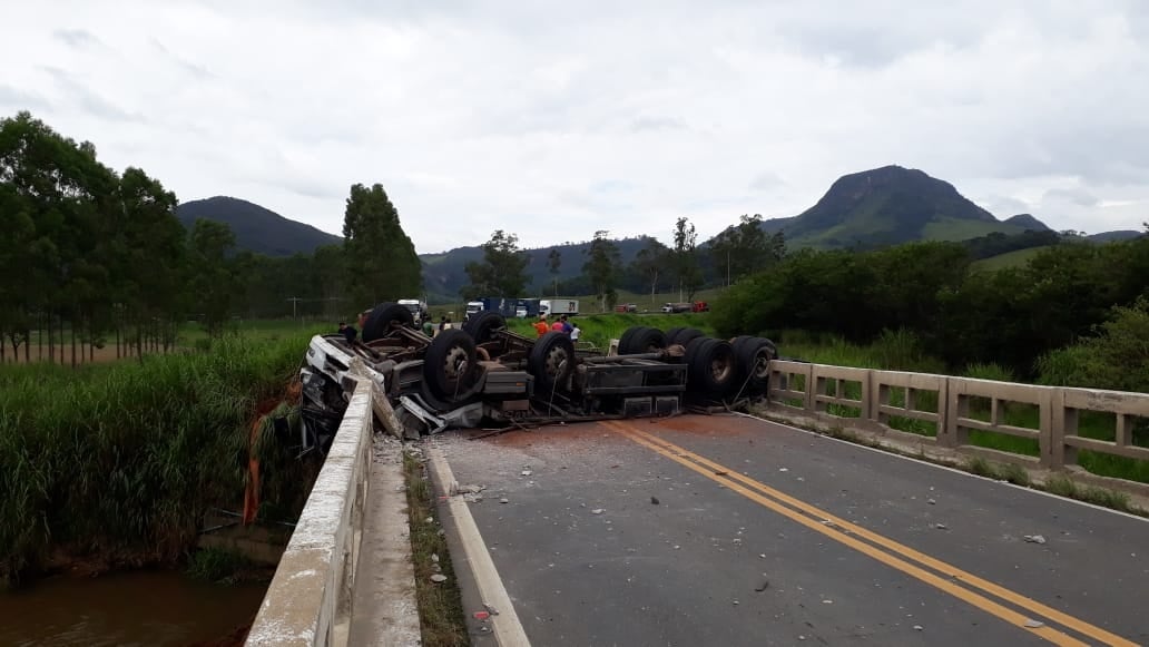 Acidente interdita BR-267 no Distrito de Valadares por 6 horas 1 2acidente 267 by olavo prazeres