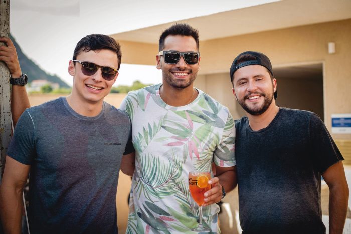 Camila Vasconcellos e Andréa Rocha clicadas na "Sky Sunset", no terraço do Victory 2 Também na tarde de festa, Rafael Tavares, Mateus Marchiote e Igor Amaral Foto: Sula Miana
