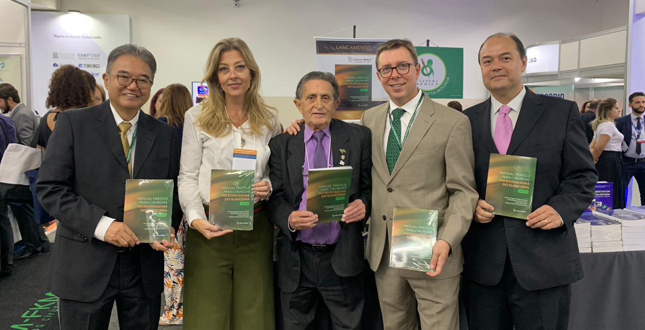 Lançamento de livro em SP: Os irmãos e oftalmologistas Vanessa e Ricardo Paletta Guedes estiveram em São Paulo para palestra e lançamento do livro "Manual prático para cirurgias microinvasivas do glaucoma". O evento contou com a presença de renomados especialistas, inclusive a presidente da Sociedade Brasileira de Glaucoma, Wilma Lelis Barboza. Na foto, Carlos Akira Omi, Vanessa, Ezequiel Feldman, Ricardo e Emílio Suzuki.