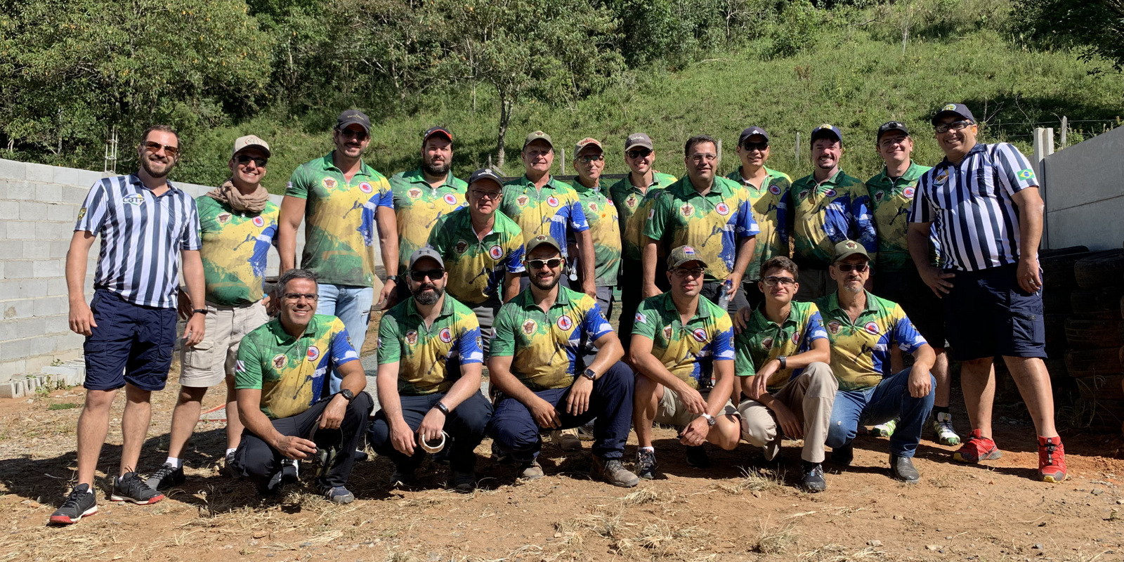 Campeonato do tiro em Extrema: Fred Romanos, Giuliano Buabud, Bruno Franco, Fabrício Bastos, Murillo Siqueira, Carlos Oscar Niemeyer, Mauro Ribeiro, João Pedro Niemeyer, Hélio Auad, Wesley Ashidani, Fabiano Vidigal, Alexandre Barsante e Douglas Fedoceo (em pé), Macellus Leite, Ricardo Januzzi, Victor Souza Gomes, Cristiano Ramos, Hélio Auad Neto e Luiz Alberto Almeida, integraram a equipe do Clube de Tiro Caça e Pesca de Juiz de Fora na primeira etapa do Campeonato Mineiro de Tiro Prático, em Extrema, no Sul de Minas. Destaque para Fabiano e Carlos Oscar (mini rifle open), Giuliano (classic), João Pedro (standard), Marcellus, Hélio Neto e Mauro (light) e Ricardo (CCT).