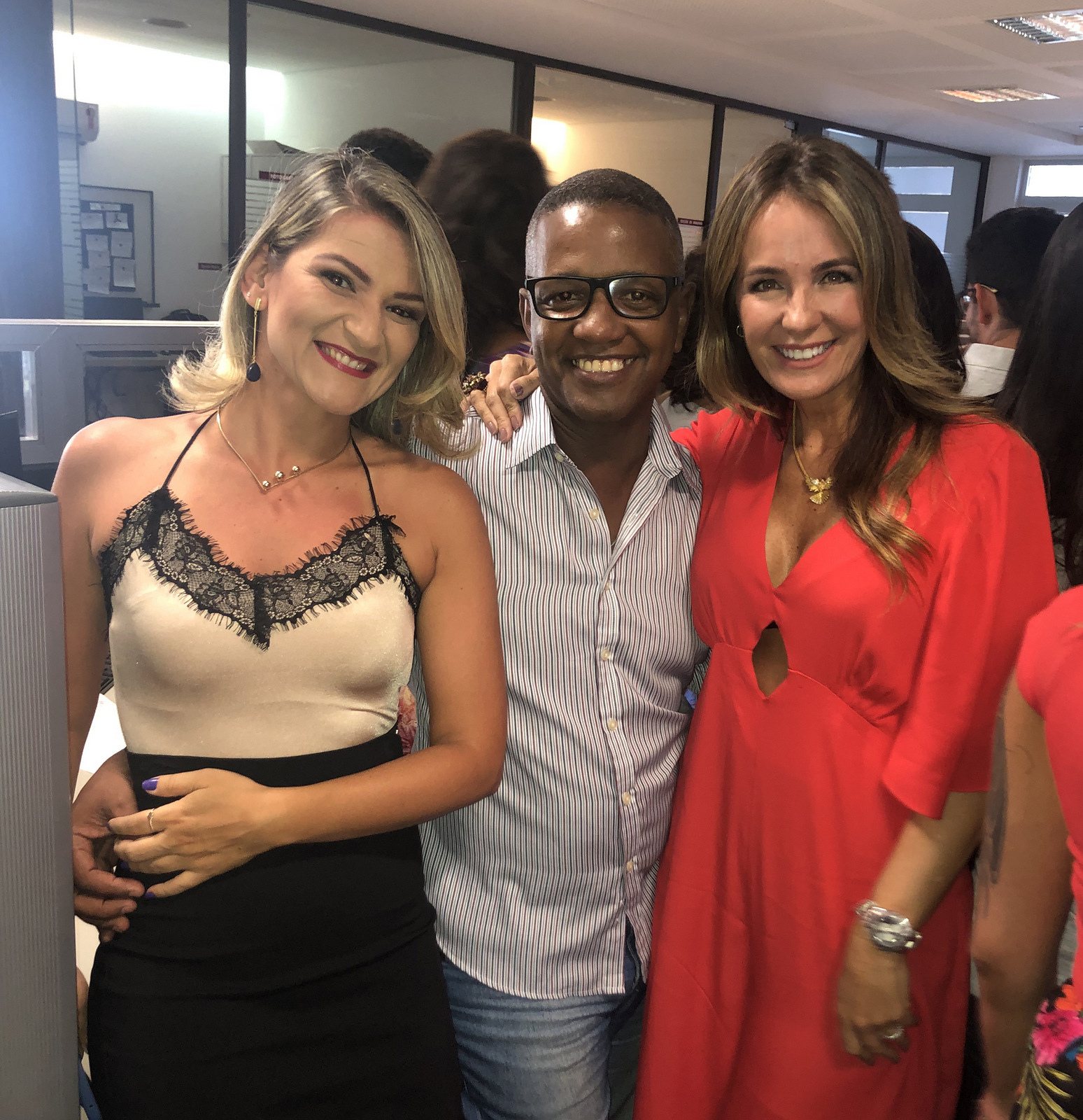 Antônio Carlos “Dudu” muito bem emoldurado por Cris Hubner e Patrícia Alvim 1 Antônio Carlos “Dudu” muito bem emoldurado por Cris Hubner e Patrícia Alvim em recente encontro do Grupo Solar