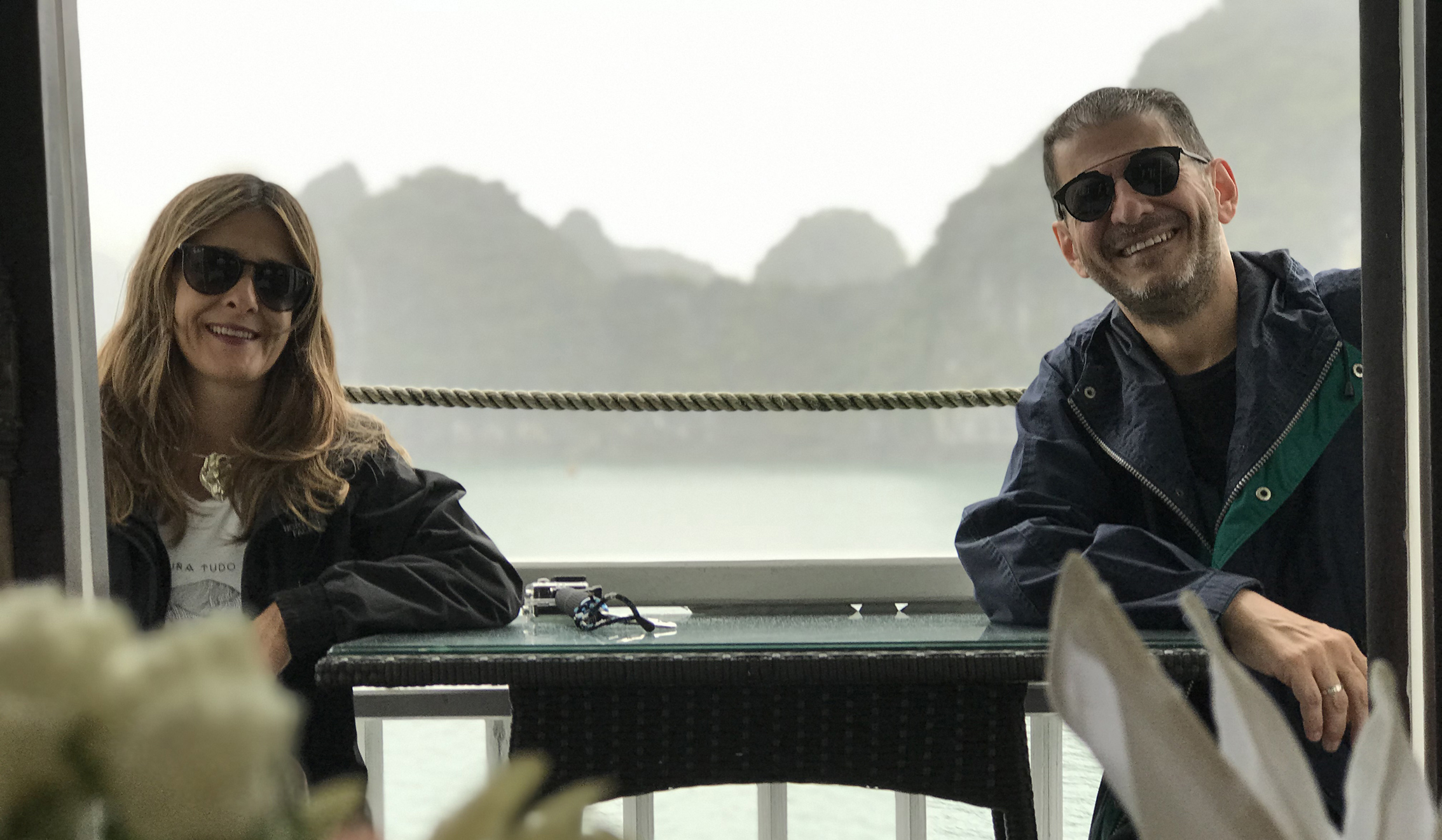 Cruzeiro no Vietnã: Márcia Neves e Eduardo Brigolini clicados no cruzeiro pela Halong Bay - listada como uma das sete maravilhas da natureza e declarada patrimônio mundial pela UNESCO. Com roteiro da Lifeaholic Turismo, Márcia e Eduardo estão explorando as maravilhas da Tailândia, Camboja e Vietnã.