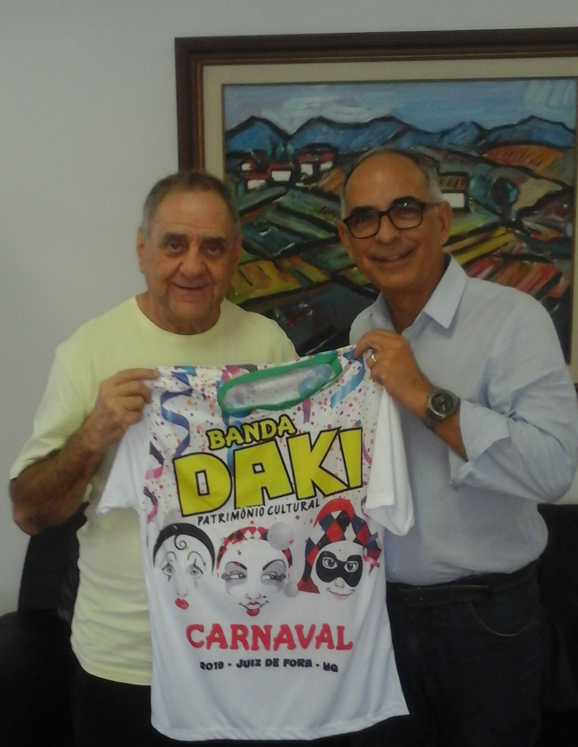 Zé-Kodak-e-Antônio-Almas-210219-entrega-da-camisa-da-Banda-Daki-2019