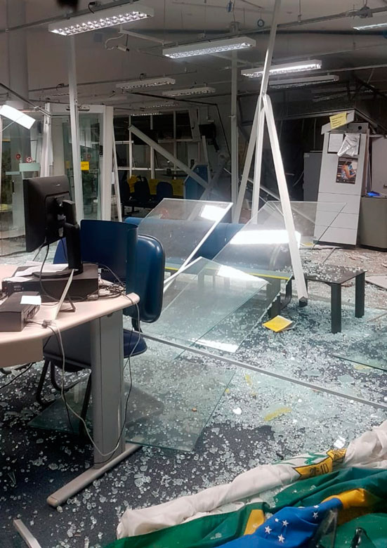 Bando explode três caixas eletrônicos e leva pânico a Andrelândia 1 explode agência2