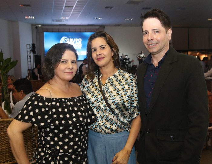 Terezinha Santos, Henrique e Renata Valle da Mota Couto, na 'happy hour' Encontro com CR 2 Cláudia Figueiredo, Aletheia Westermann e Luiz Henrique Duarte, em recente promoção do Grupo Solar Foto: Fernando Priamo