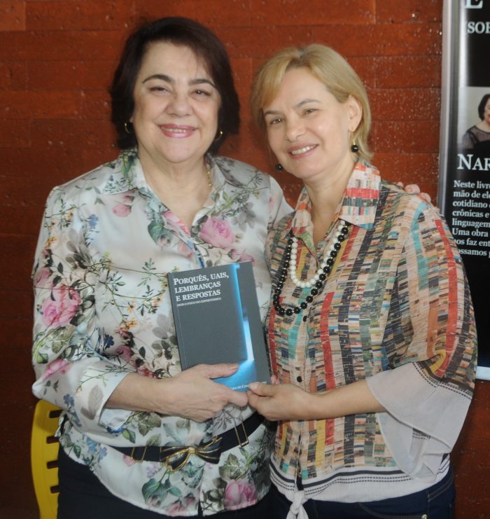 A autora Nara Campos Coelho e Marta Lopes Reis na movimentada manhã de autógrafos 1 A autora Nara Campos Coelho e Marta Lopes Reis na movimentada manhã de autógrafos do livro "Porquês, Uais, Lembranças e Respostas”, no Bahamas São Vicente Foto: Andréa Ottoni