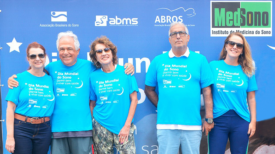 Os médicos Celeste Negrão, Milton Curzio (com Cristina) e Flávio Barbosa com a filha, a neuropsicóloga Flávia Barbosa, nas comemorações do Dia Mundial do Sono, promovido pela Medsono na UFJF