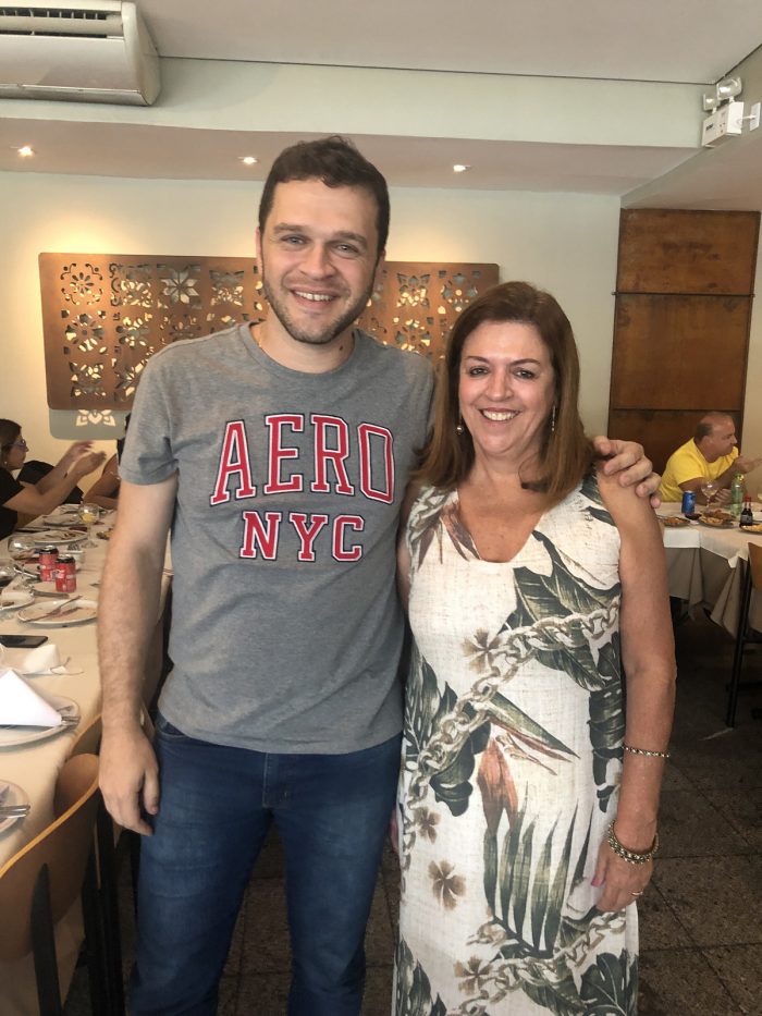 O ex-craque e comentarista do SporTv, Petkovic, Wagner Daibert Veiga (aniversariando), Gustavo Mendes, Sandra Portella e Labibe Simão, em tarde de festa no Trade Hotel 2 O deputado Charles Evangelista e Marília Corrêa Lima Henriques, presidente da Comissão dos Oficiais de Justiça, no almoço que reuniu a classe, ontem, na Chimarron