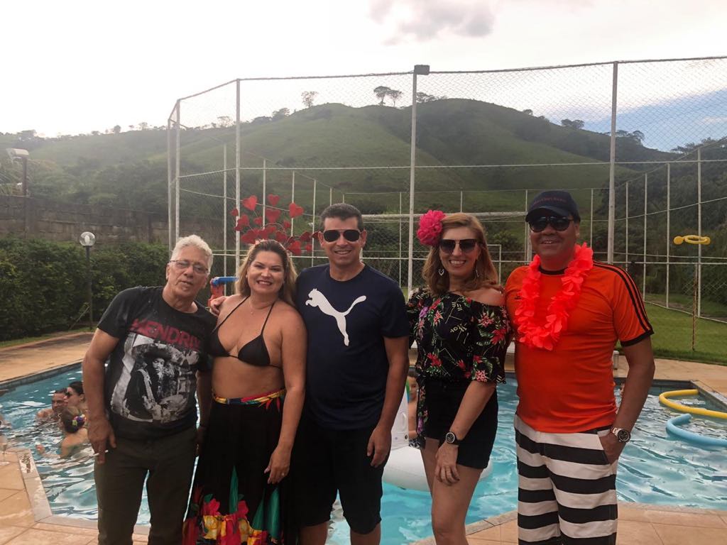 Maíra Pimenta iluminando a noite da Danke 3 O DJ Marquinhos Vovô, Érika Lopes, Marcelo Henrique, Cris Andrade e Ishmael Galvão durante almoço carnavalesco do condomínio Prainha do Monte Verde