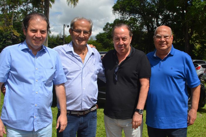 A autora Nara Campos Coelho e Marta Lopes Reis na movimentada manhã de autógrafos 2 O deputado Rodrigo de Castro com o aniversariante Ibrahim El Kouri, Danilo de Castro e Paulo Ely Braz Pereira no almoço dominical, no Sítio Santo Elias