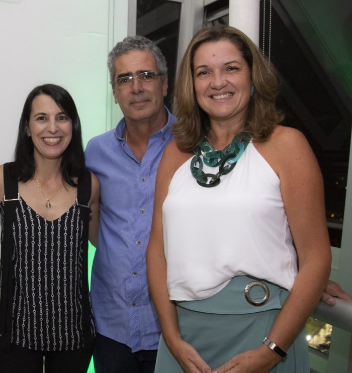 Terezinha Santos, Henrique e Renata Valle da Mota Couto, na 'happy hour' Encontro com CR 1 Terezinha Santos, Henrique e Renata Valle da Mota Couto, na 'happy hour' Encontro com CR Foto: Anderson Larcher