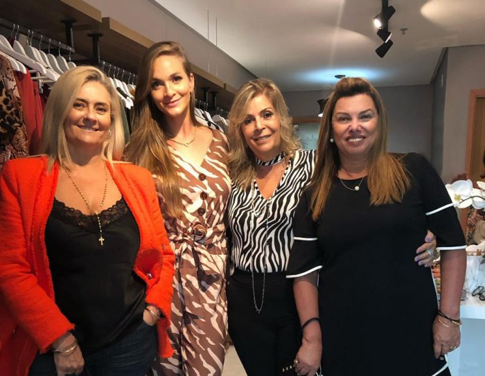 A Miss Brasil Be Emotion, Júlia Horta, em tarde de homenagem 4 No lançamento de sua coleção outono/inverno Paloma Matheus ladeada por Inês Arcuri Novelino, Marly Breyer e Denise Bedinelli