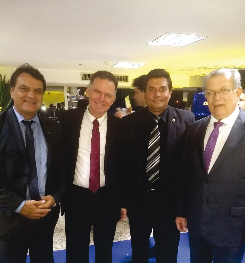 Ivan Elias e Mônica Valentin ladeando Cândida e Mário Augusto de Lery Santos, em recente almoço libanês, no Parque Dilermano Cruz 2 Posse em Brasília: Wagner Almeida, Alexandre Picorelli, o vereador Adriano Miranda e José Herculano Filho foram os representantes de Juiz de Fora na posse da nova diretoria da Confederação Nacional dos Transportes (CNT). Na solenidade, o empresário Vander Costa assumiu a presidência sucedendo o também mineiro Clésio Andrade.
