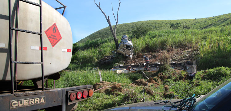 Carga de etanol é retirada de caminhão-tanque acidentado na BR-267 1 acidente br 267 by fernando priamo 1