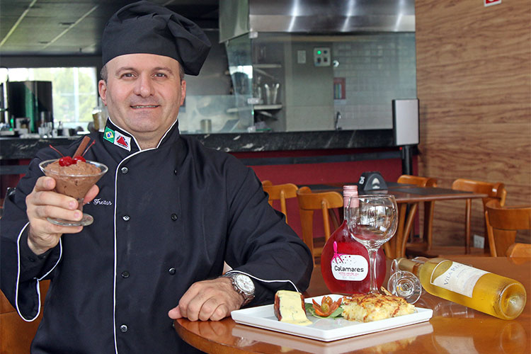 Mesa farta e caça aos ovos no almoço de Páscoa do Trade Hotel 2 chefe