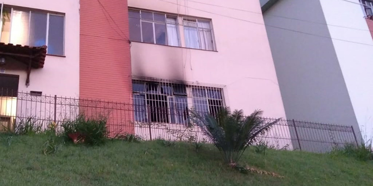 Homem ateia fogo em apartamento onde estavam ex-mulher e filhos 2 incêndio barbacena divulgação bombeiros 3