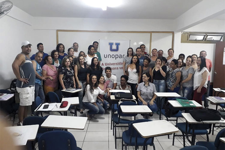 turma em sala de pé