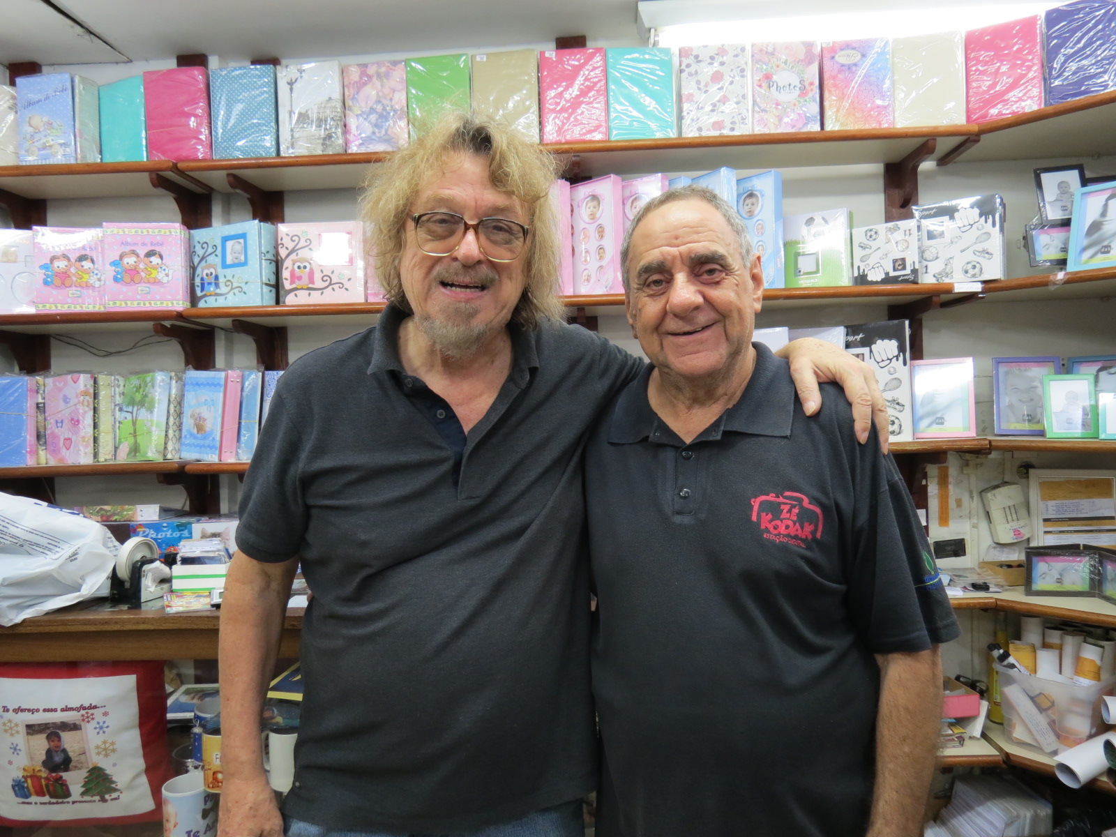 O premiado artista Carlos Bracher e o amigo José Carlos (Zé Kodak) Passos
