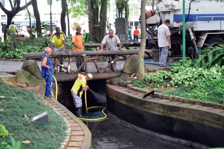PJF faz operação choque de limpeza no Parque Halfeld 3 DEestaque halfeld
